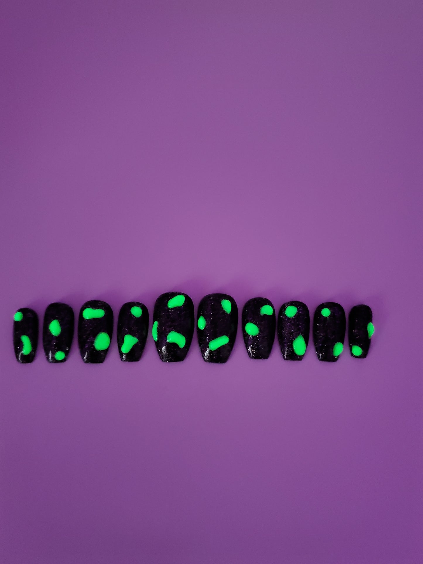 Slimy- Black glitter nail set with glowing slime